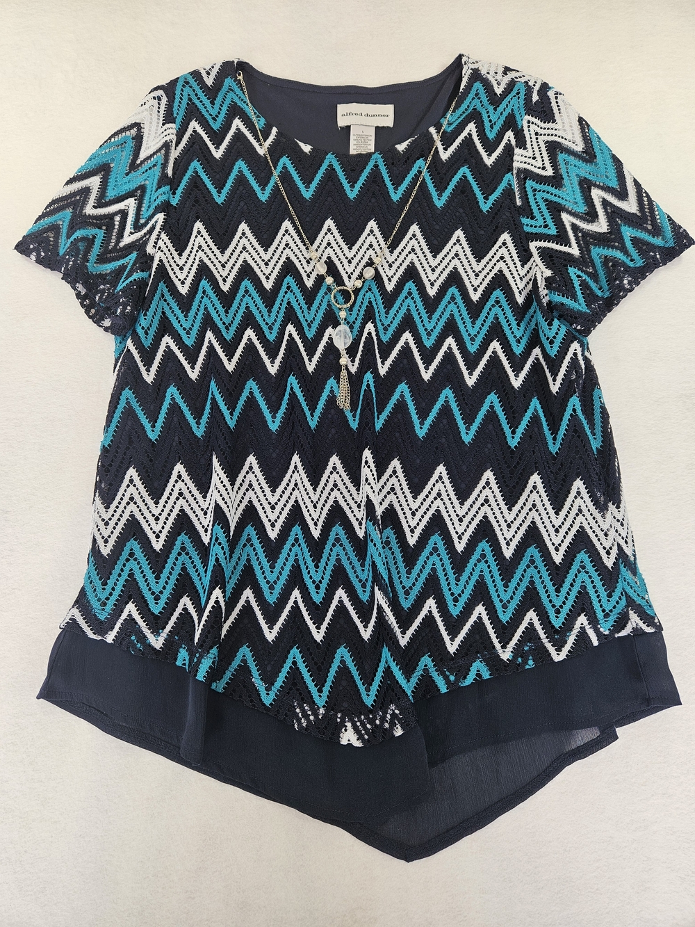 Alfred Dunner Chevron Blouse With Necklace Womens Medium Short Sleeve Blue White
